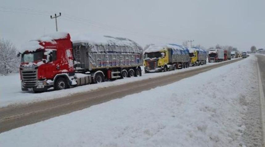 İneg&ouml;l&rsquo;De 2 Kilometrelik Tır Kuyruğu