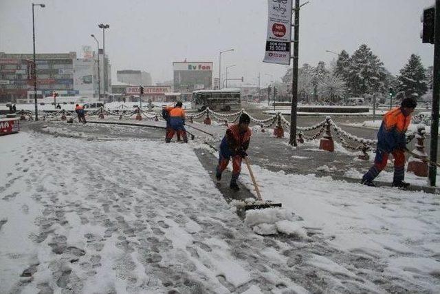 Erzincan Belediyesinden 24 Saat Kesintisiz Kar Mesaisi