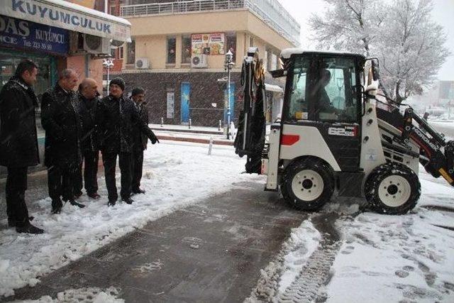 Erzincan Belediyesinden 24 Saat Kesintisiz Kar Mesaisi