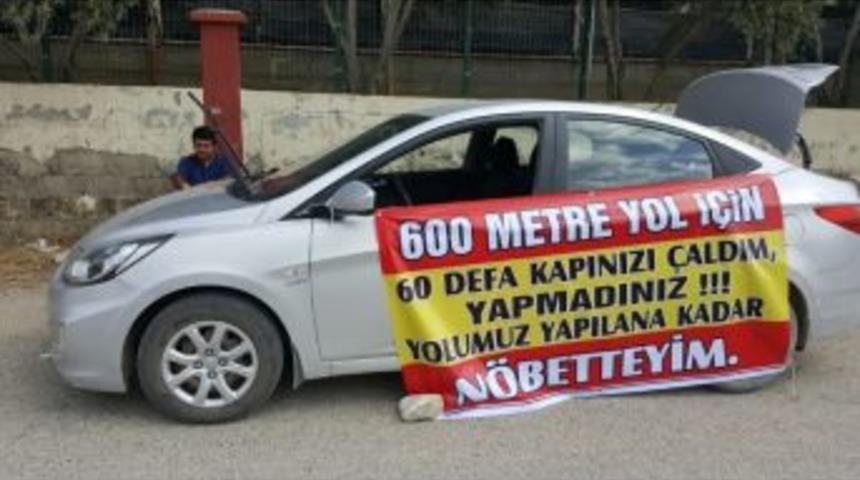 K&ouml;y Muhtarından K&ouml;y Hizmetleri Binası Karşısında Tek Kişilik Pankartlı Eylem