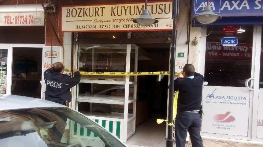 Maskeli Hırsızlar Duvarı Delip Kuyumcu Dükkanına Girdi