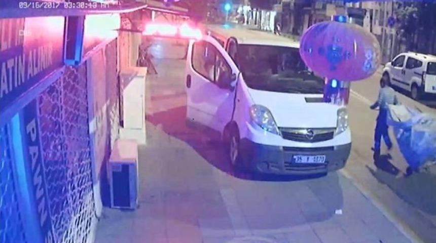 Aracın Camını Kıran Hırsızın Rahat Tavırları Kamerada