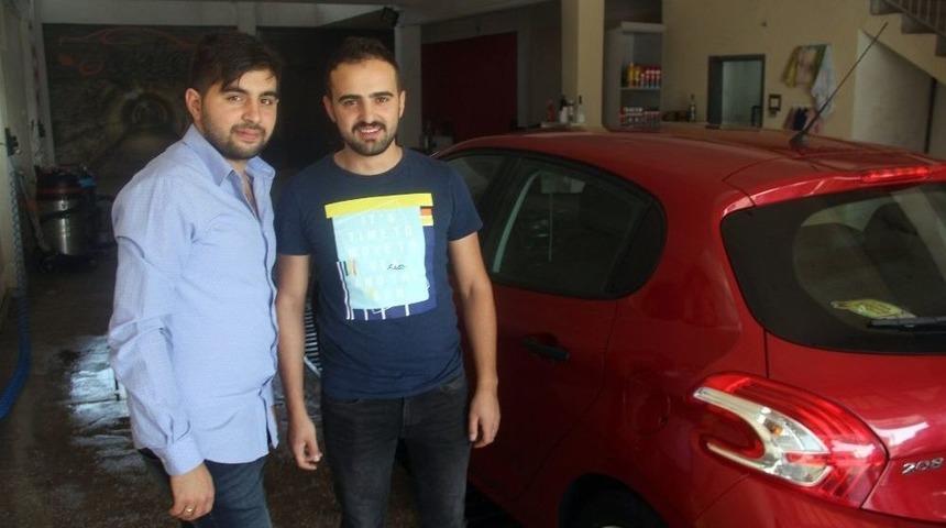 Ortağını Otomobil Yıkar Gibi Yıkadı