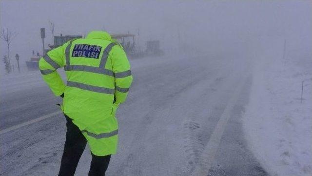 Aksaray’da Yollar Trafiğe Kapatıldı