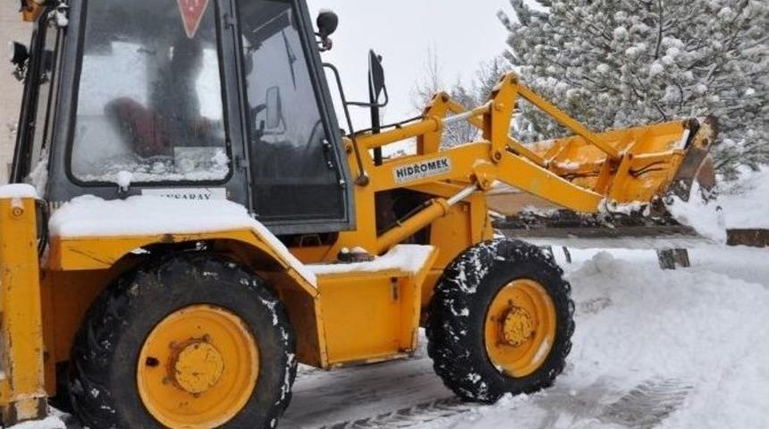 Karla M&uuml;cadele Ekipleri K&ouml;y Yollarında