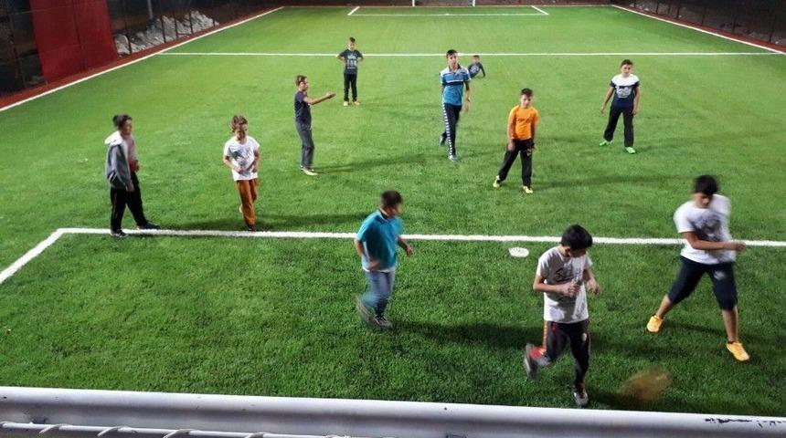 Tavşanlı&rsquo;nın Ayvalı K&ouml;y&uuml;nde Halı Saha Sevinci