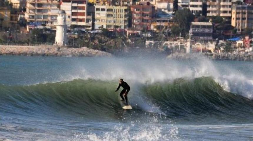 Alanya'da Kış Ortasında S&ouml;rf Keyfi
