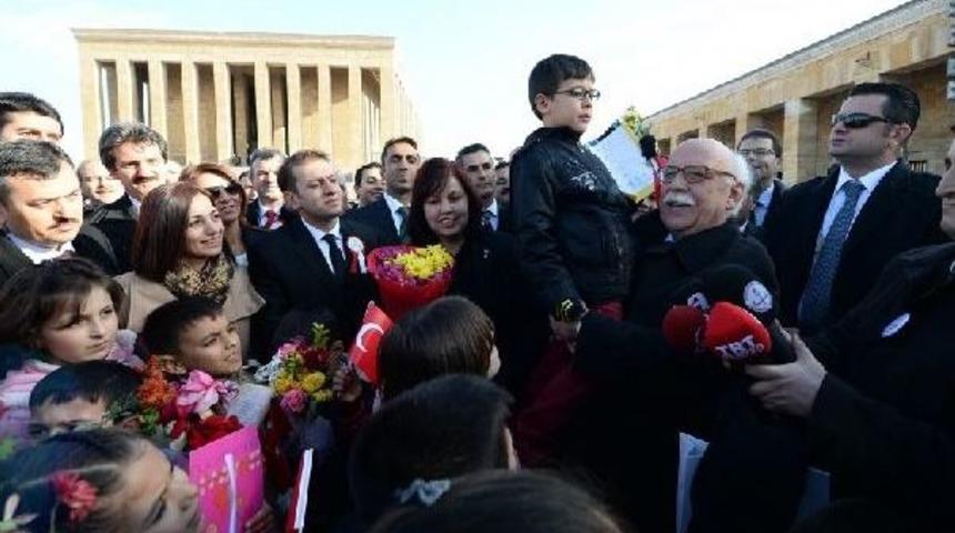 BAKAN AVCI, &Ouml;ĞRETMENLERLE ANITKABİR&rsquo;İ ZİYARET ETTİ