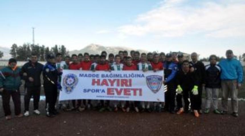 Futbolcular Sahaya 'madde Bağımlılığına Hayır, Spora Evet' Pankartıyla &Ccedil;ıktı