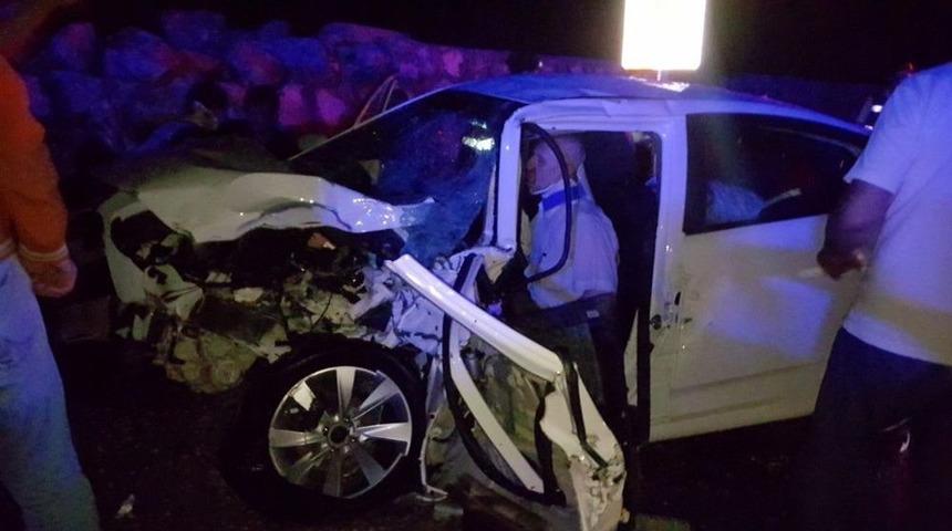 D&uuml;ğ&uuml;nden D&ouml;nen Ailelere Tır &Ccedil;arptı: 8 Yaralı