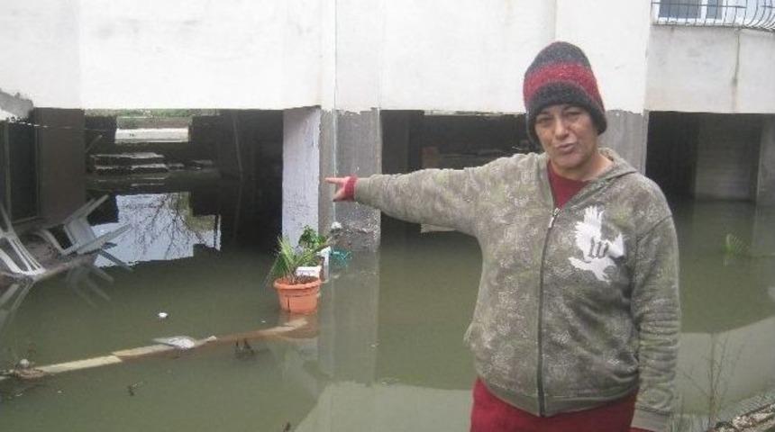 Samandağ&rsquo;da Ev Ve İş Yerleri Sular Altında