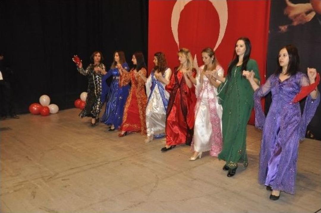 &Ouml;ğretmenler Halay &Ccedil;ekerek G&uuml;nlerini Kutladı