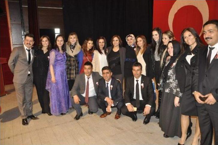 Öğretmenler Halay Çekerek Günlerini Kutladı G2