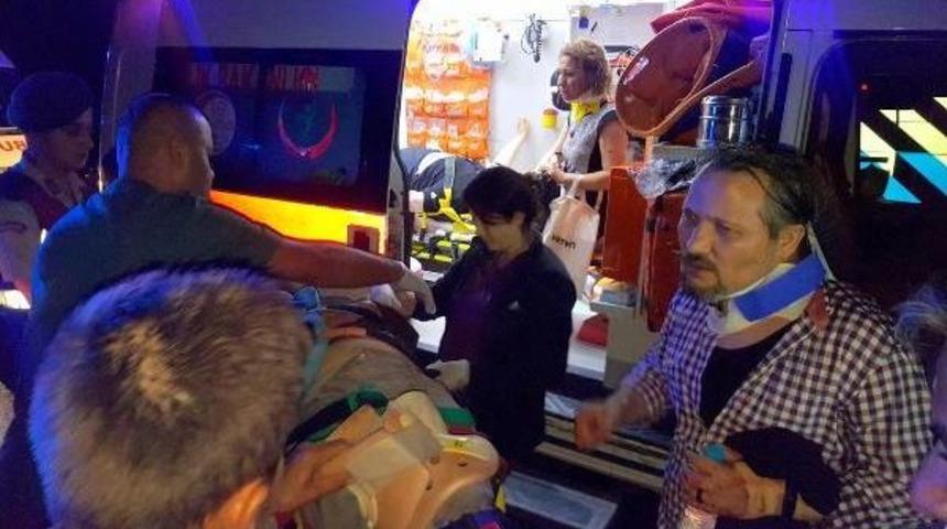 D&uuml;ğ&uuml;nden D&ouml;nenleri Taşıyan 2 Otomobile Tır &Ccedil;arptı: 8 Yaralı