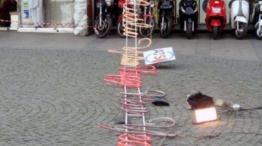 Antalya'da Yayanın &Uuml;zerine Yılbaşı S&uuml;s&uuml; D&uuml;şt&uuml;