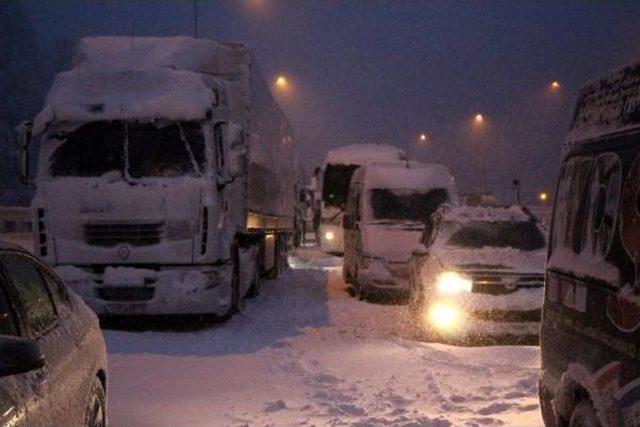 Yoğun Kar Yağışı Bolu Dağı'nda Ulaşımı Etkiliyor (6)