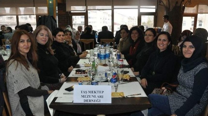 Kayseri Lisesi Mezunu &Ouml;ğretmenler, &Ouml;ğretmenler G&uuml;n&uuml; Yemeğinde Bir Araya Geldi