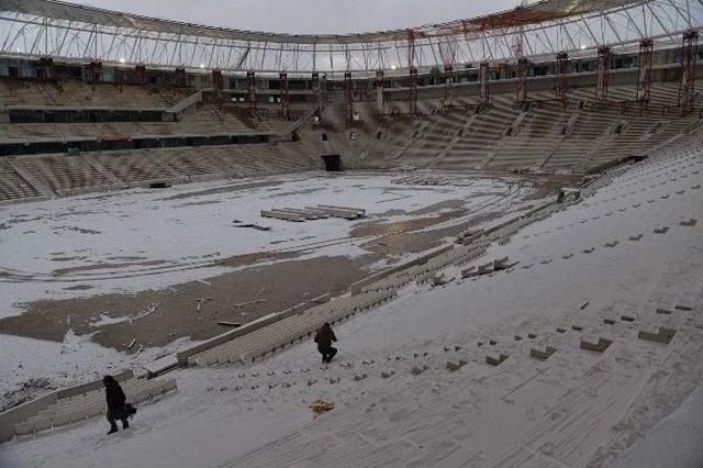 Timsah Arena’da Çalışmaları Kar Da Durduramadı