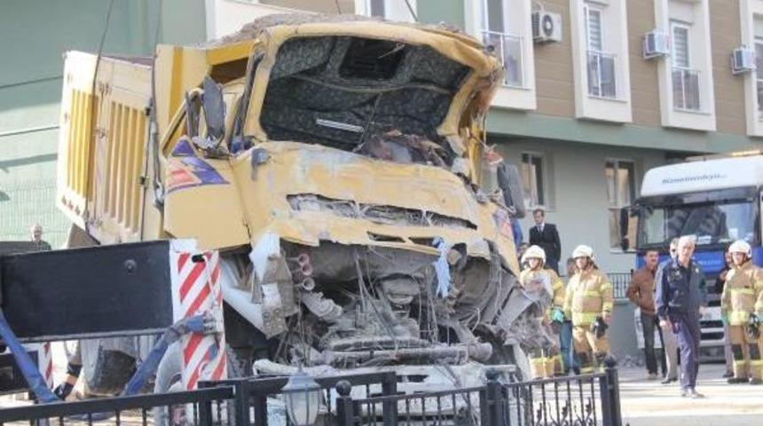 KAMYON APARTMANA GİRDİ, ŞOF&Ouml;R &Ouml;LD&Uuml;