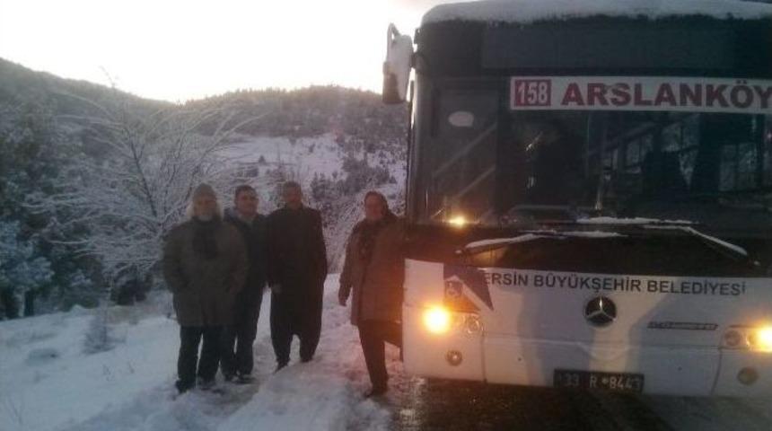 Yaklaşık 50 Ara&ccedil; Karda Mahsur Kaldı