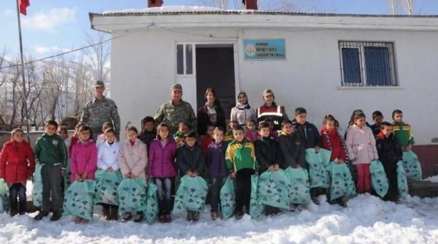 JANDARMADAN &Ouml;ĞRENCİLERE GİYECEK, &Ouml;ĞRETMENLERE &Ccedil;İ&Ccedil;EK