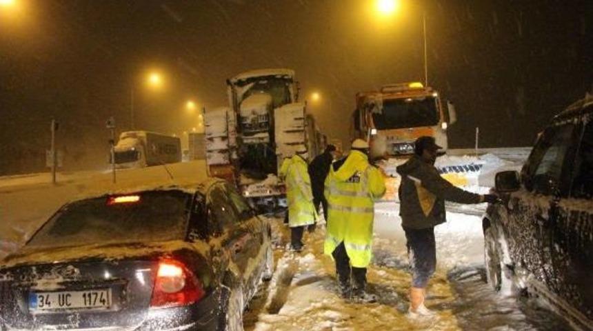Yoğun Kar Yağışı Bolu Dağı'nda Ulaşımı Etkiliyor (8)
