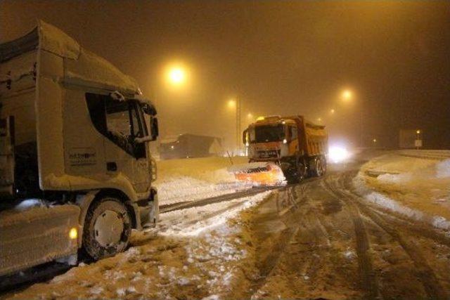 Yoğun Kar Yağışı Bolu Dağı'nda Ulaşımı Etkiliyor (8)