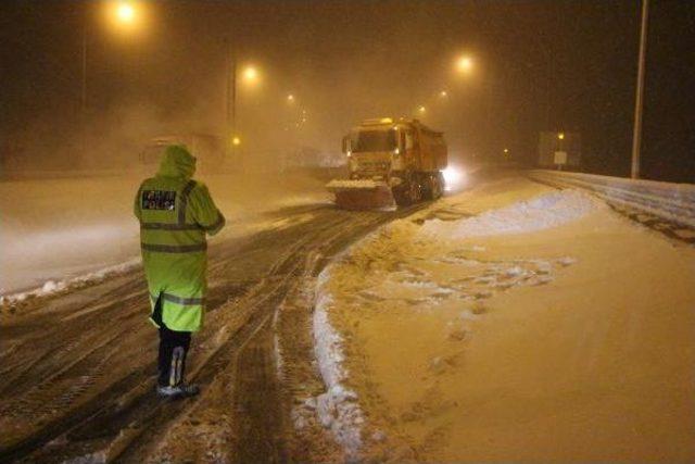 Yoğun Kar Yağışı Bolu Dağı'nda Ulaşımı Etkiliyor (8)