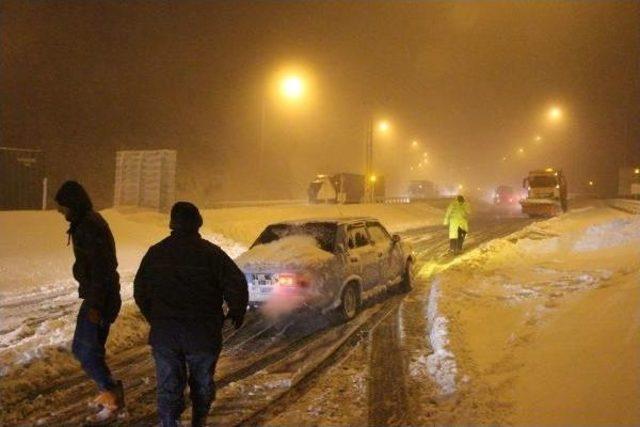 Yoğun Kar Yağışı Bolu Dağı'nda Ulaşımı Etkiliyor (8)