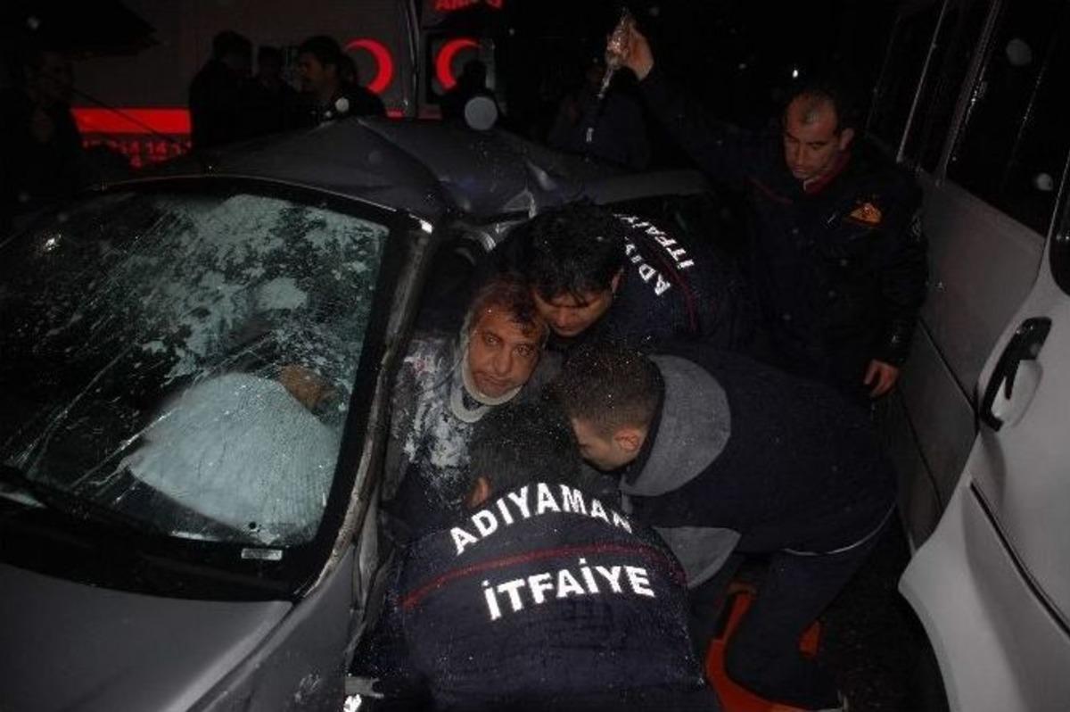 Yolcu Minib&uuml;s&uuml; İle Otomobil &Ccedil;arpıştı: 5 Yaralı