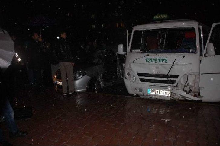 Yolcu Minibüsü İle Otomobil Çarpıştı: 5 Yaralı G2