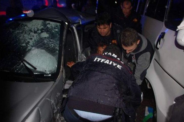 Yolcu Minibüsü İle Otomobil Çarpıştı: 5 Yaralı G3