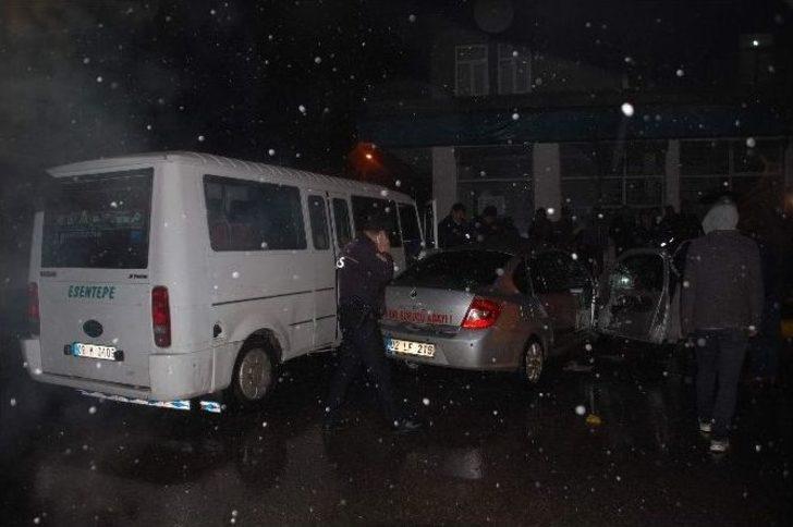 Yolcu Minibüsü İle Otomobil Çarpıştı: 5 Yaralı G5
