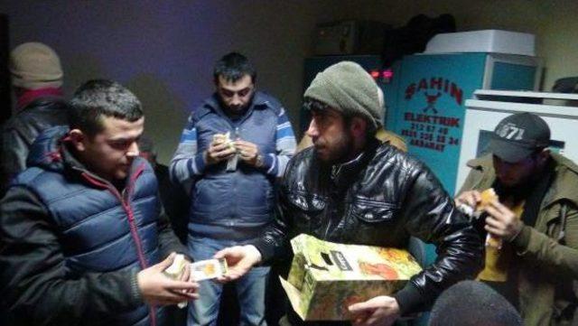 Aksaray'da Yolda Mahsur Kalan Yolculara Kumanya Dağıtıldı