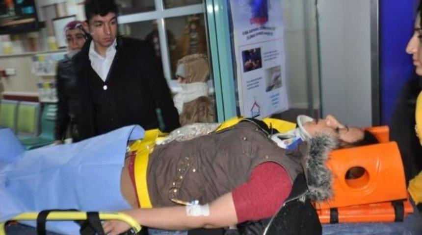 Otomobil Ile Yolcu Minibüsü Çarpıştı: 5 Yaralı