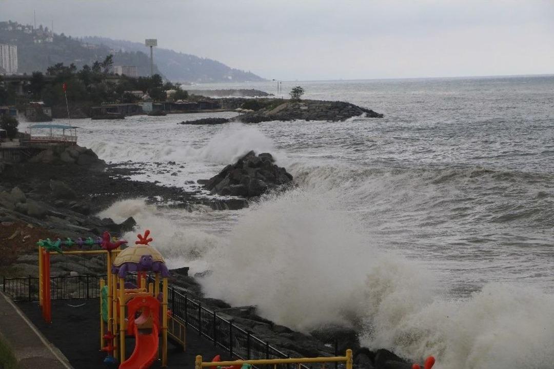 Fırtınalı Havada Kayığı İle Denize A&ccedil;ılınca...