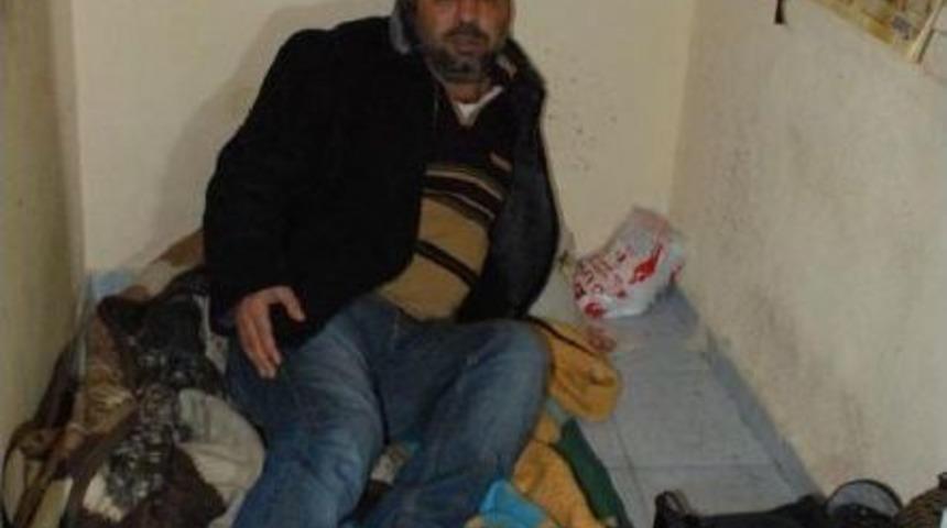 Sokakta Kalan Evsiz, Soğukta Tuvalete Sığındı