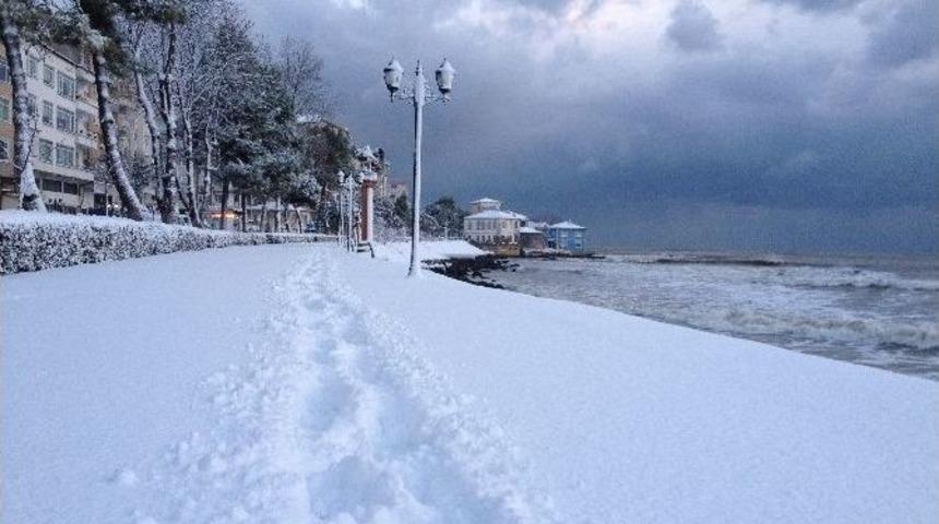 &Uuml;nye Beyaz Gelinliğini Giydi