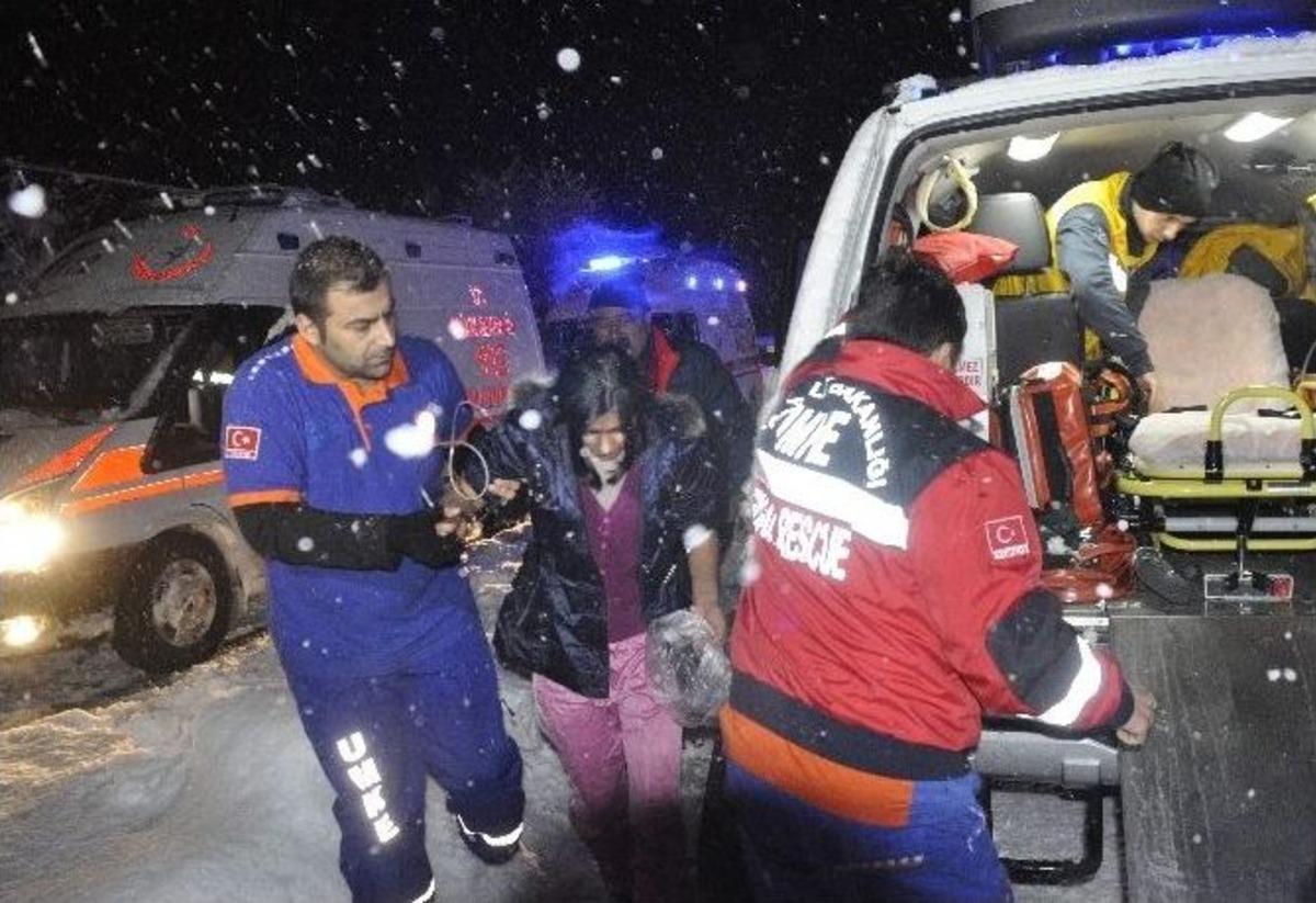 (&ouml;zel Haber) Zehirlenen Aileye 1.5 Metre Karda Nefes Kesen Kurtarma Operasyonu