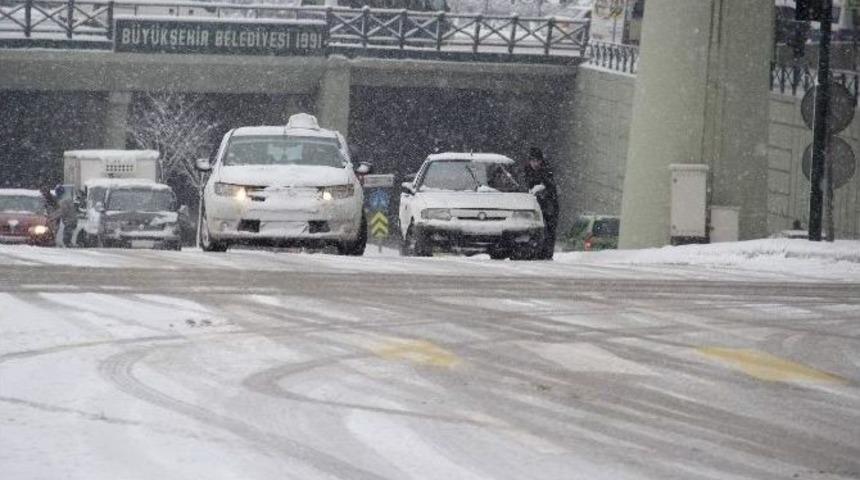 Bursa&rsquo;da Caddeler Buz Pistine D&ouml;nd&uuml;, S&uuml;r&uuml;c&uuml;ler B&ouml;yle Zor Anlar Yaşadı...(&ouml;zel Haber)