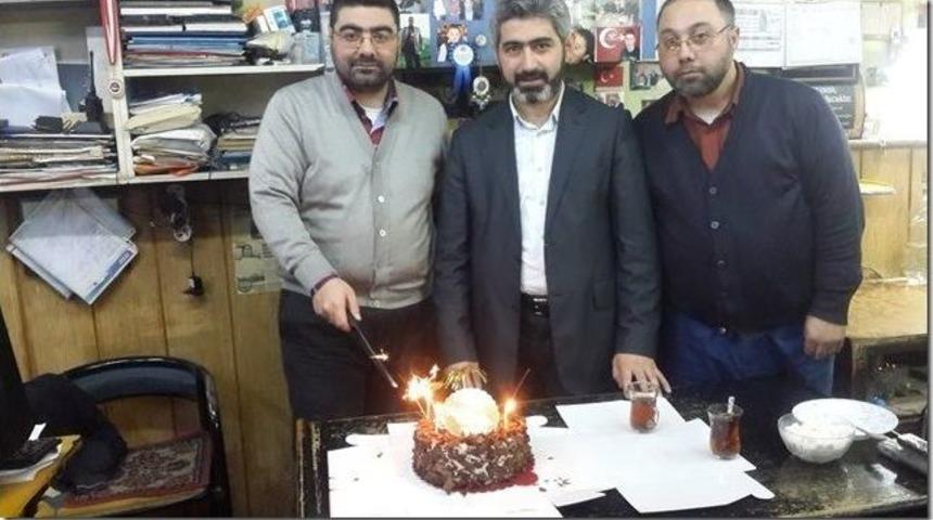 &Ouml;nder Gazetesi&rsquo;nin 18. Yaşg&uuml;n&uuml; Pasta Kesilerek Kutlandı