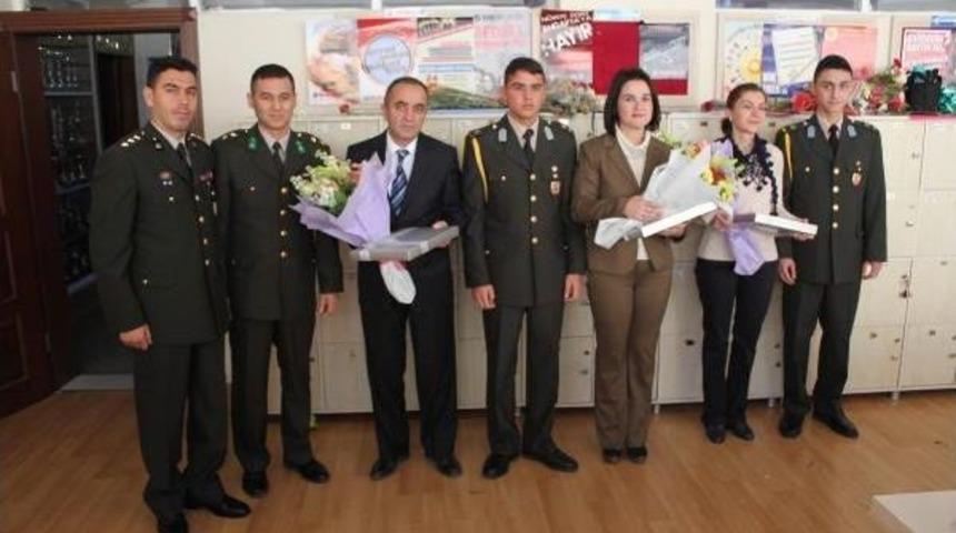 ASKERİ LİSE &Ouml;ĞRENCİLERİ, ORTAOKUL &Ouml;ĞRETMENLERİNİ UNUTMADI