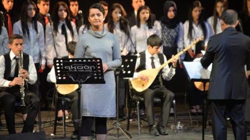 DİYARBAKIR'DAKİ &Ouml;ĞRETMEN G&Uuml;N&Uuml; KUTLAMASINDA ELEKTRİKLER KESİLDİ