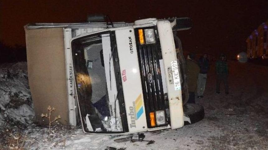 (&ouml;zel Haber) Kamyon Buzlu Yolda Devrildi