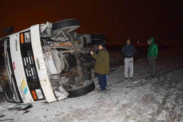 (özel Haber) Kamyon Buzlu Yolda Devrildi