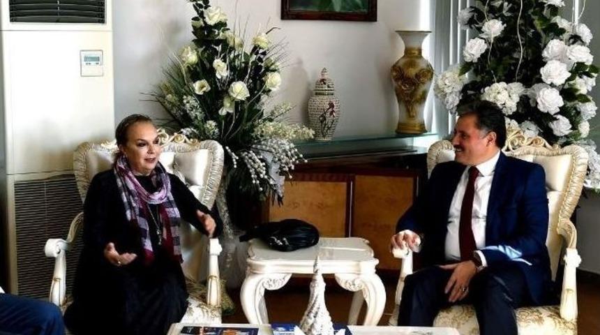 Sanat&ccedil;ı Selda Alkor&rsquo;dan Başkan Ahmet &Ccedil;akır&rsquo;a Ziyaret