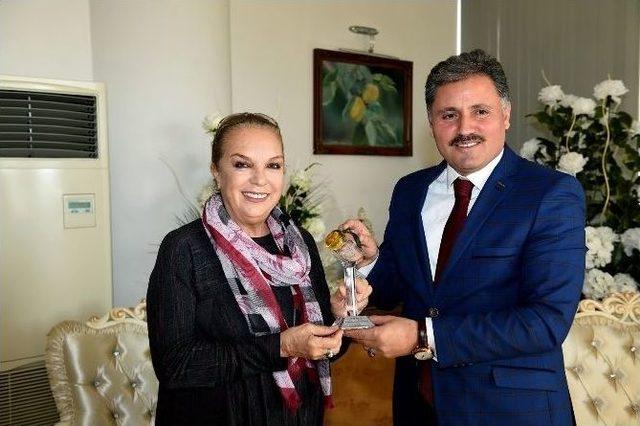 Sanatçı Selda Alkor’dan Başkan Ahmet Çakır’a Ziyaret