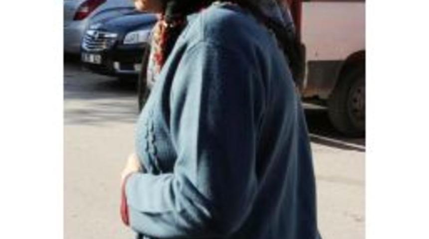 KADINI SOKAK ORTASINDA YERE YATIRIP PARASINI GASP ETTİ