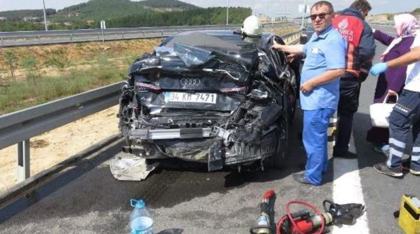 Yolcu Otob&uuml;s&uuml; Otomobile &Ccedil;arptı; 4 Yaralı (1)