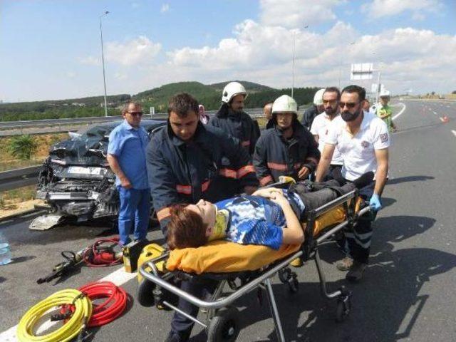 Yolcu Otob&uuml;s&uuml; Otomobile &Ccedil;arptı; 4 Yaralı (1) 2